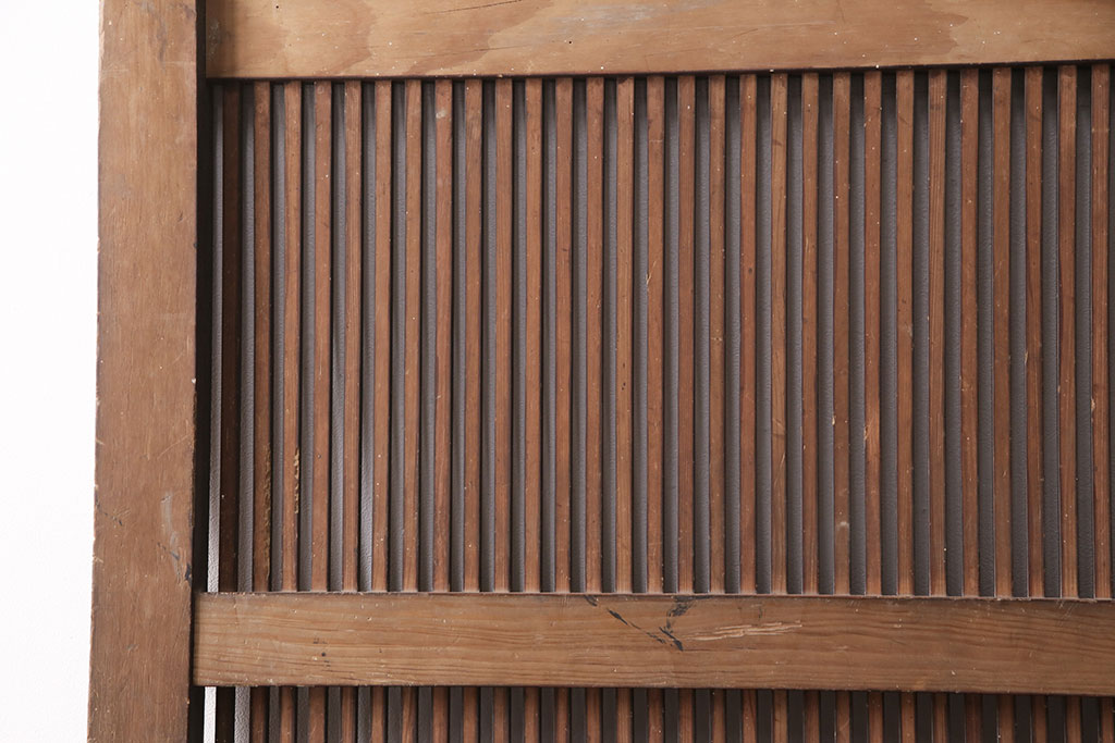 アンティーク建具　ケヤキ材・松材　細い桟が魅力の格子入り蔵戸(格子戸、玄関戸、引き戸、建具)(R-049392)
