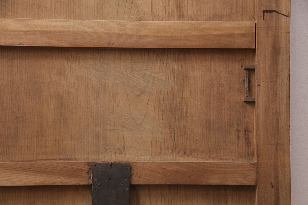 アンティーク建具　新潟産　ケヤキ材一枚板　赤みを帯びた木肌が魅力の蔵戸(引き戸、玄関戸、建具)(R-049394)