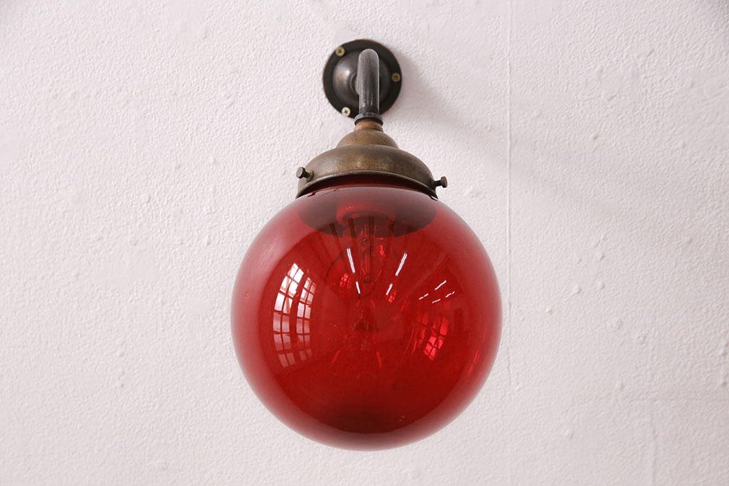 アンティーク照明　インパクトのあるインテリアに!真っ赤なガラスが印象的なウォールランプ(壁掛け照明)(R-049428)