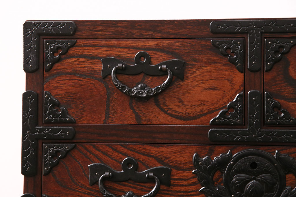 中古　岩谷堂箪笥　黒々とした金具とくっきりとした木目が存在感を放つ整理箪笥(小箪笥、引き出し、チェスト、衣装タンス)(R-049433)
