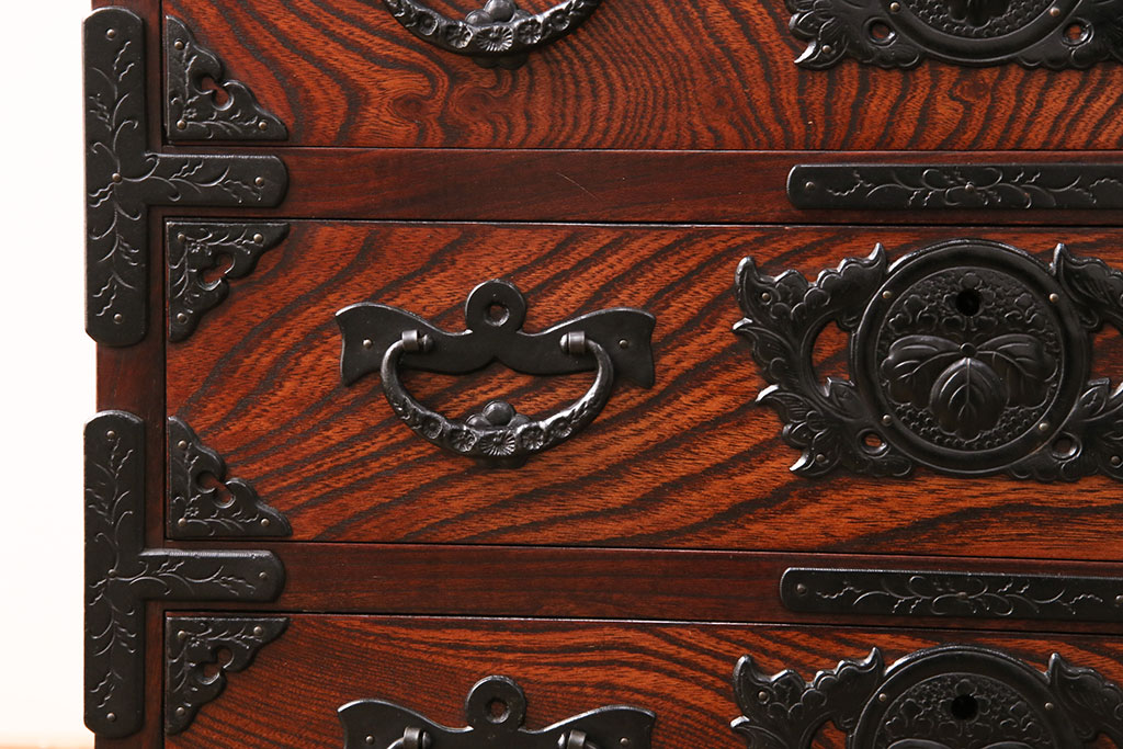 中古　岩谷堂箪笥　黒々とした金具とくっきりとした木目が存在感を放つ整理箪笥(小箪笥、引き出し、チェスト、衣装タンス)(R-049433)
