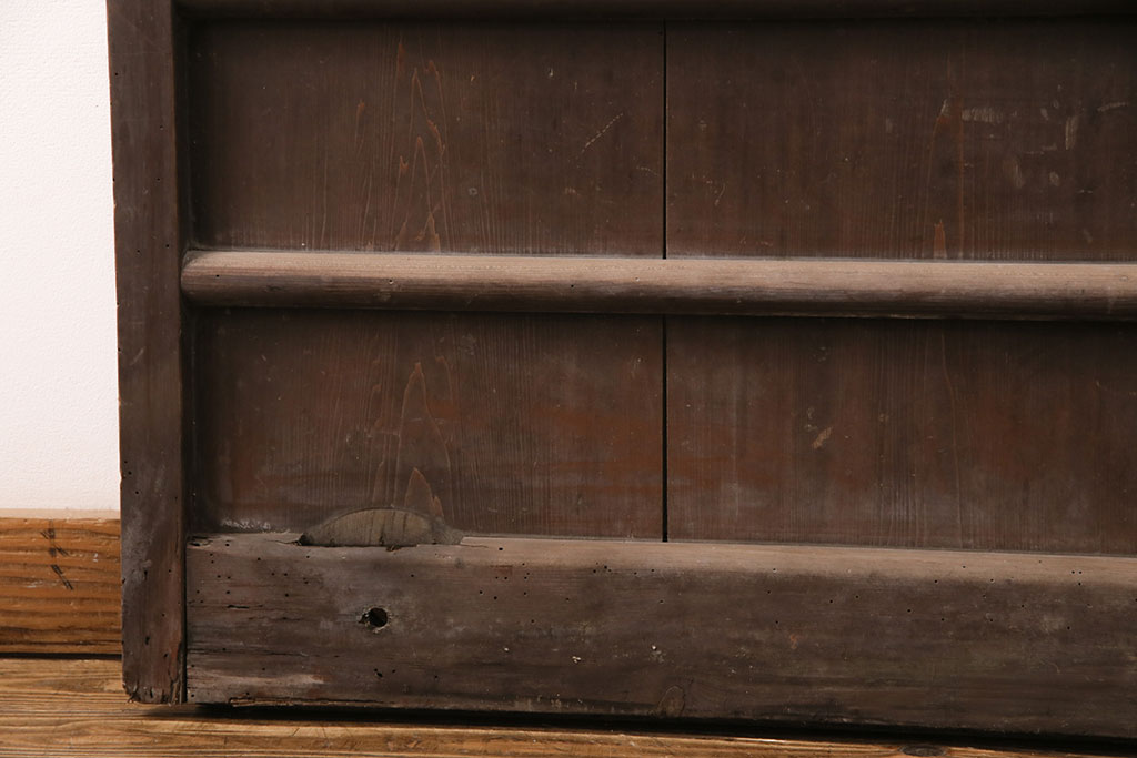アンティーク建具　整然と並ぶ縦桟が和モダンな雰囲気を高める蔵戸(格子戸、引き戸、玄関戸)(R-049442)