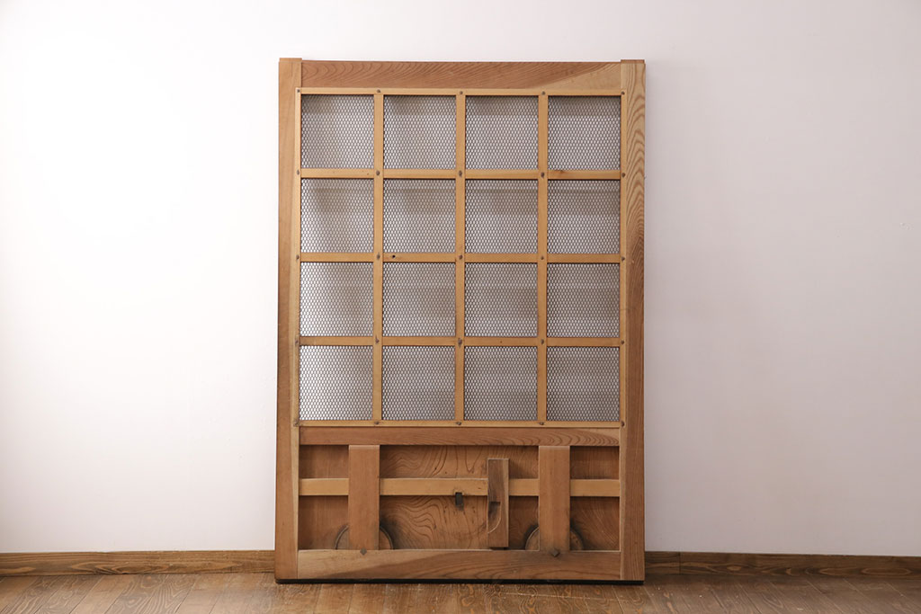 大人気新品  アンティーク建具 亀甲金網 時代を経た貫禄が感じられる総ケヤキ 建具
