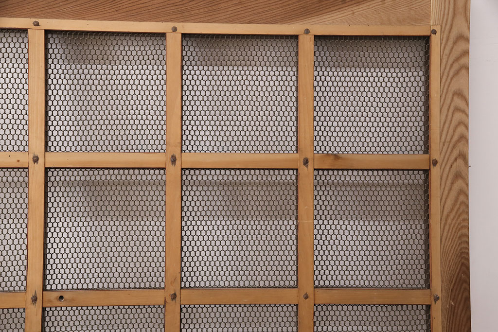アンティーク建具　亀甲金網　時代を経た貫禄が感じられる総ケヤキ材製蔵戸(きつね格子、狐格子、玄関戸、引き戸、格子戸、マス目、升目)(R-049443)