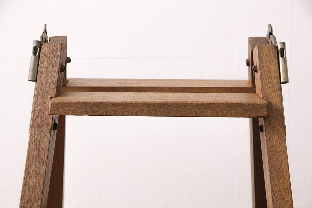 アンティーク雑貨　レトロなディスプレイにおすすめの樫(カシ)材製のステップラダー(脚立、はしご、梯子)(R-049500)