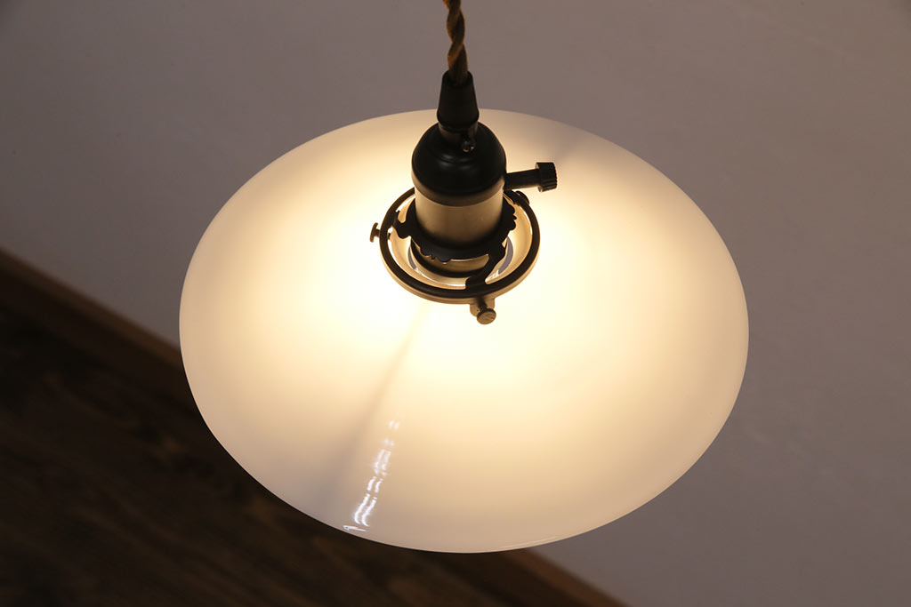 アンティーク照明　レトロな空間を演出するシンプルな吊り下げ照明(ペンダントライト、天井照明、電笠、平笠シェード)(R-049508)