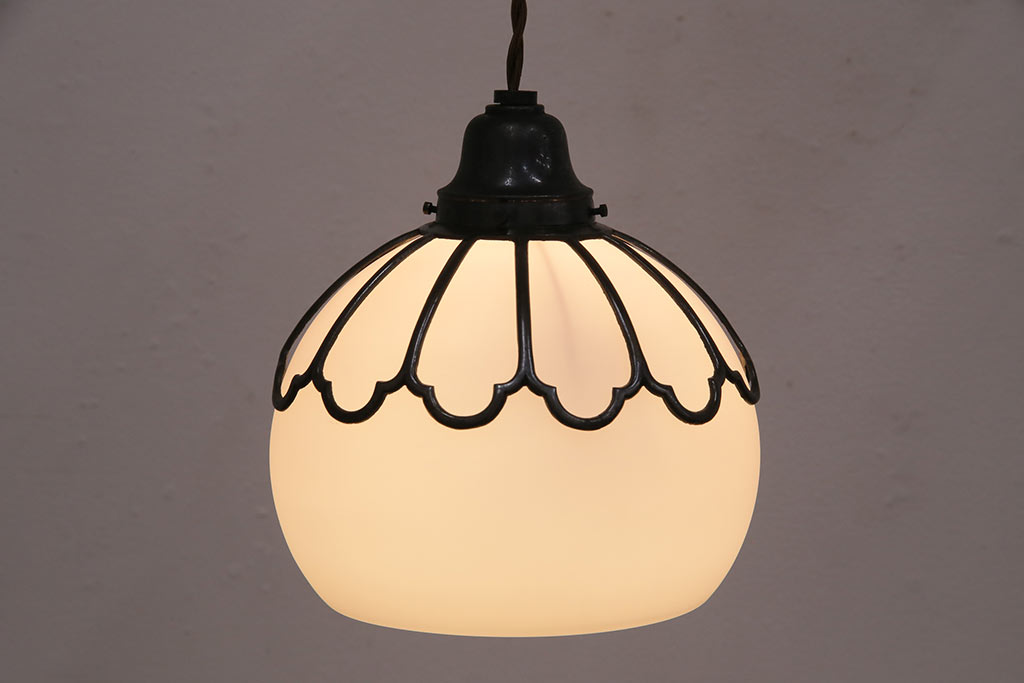 アンティーク照明　和製アンティーク　大正ロマン　ころんとした丸いシェードが可愛らしい吊り下げ照明(天井照明、ペンダントライト、シェード、電笠)(R-049531)