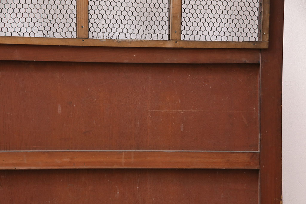 アンティーク建具　ヒノキ材　金網がおしゃれな蔵戸(格子入り蔵戸、引き戸、玄関戸、格子戸、マス目、升目)(R-049549)