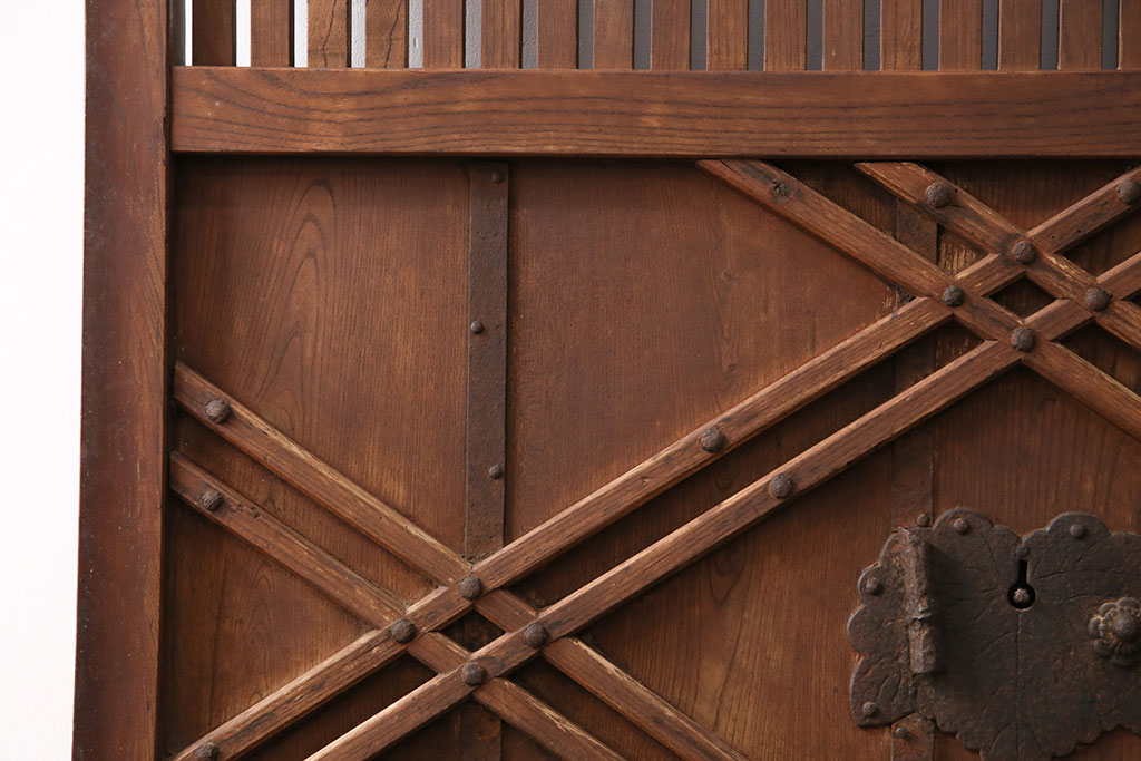 アンティーク建具　総ケヤキ材　凝ったデザインの珍しい蔵戸(格子戸、玄関戸、引き戸、建具)(R-049550)