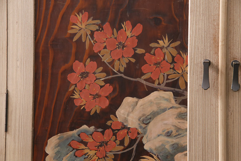 和製アンティーク 桐材・杉材 扉の漆絵が優美な空間を演出する衣装箪笥
