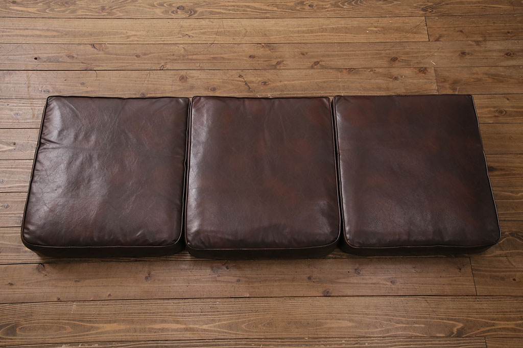 ビンテージ家具　カリモク家具(karimoku)　渋い雰囲気が格好良い!昭和レトロな佇まいが魅力の3人掛けソファ(アームソファ、ヴィンテージ)(R-049570)