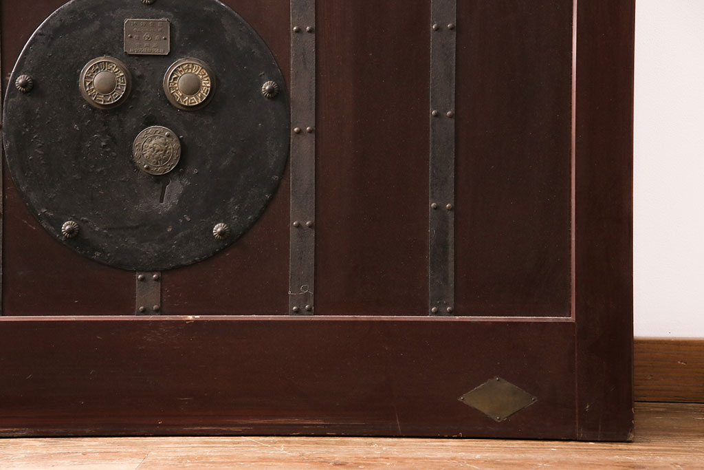 アンティーク建具　美品　ヒノキ材　漆の艶が美しい富山県産の蔵戸(玄関戸、引き戸、建具)(R-049627)
