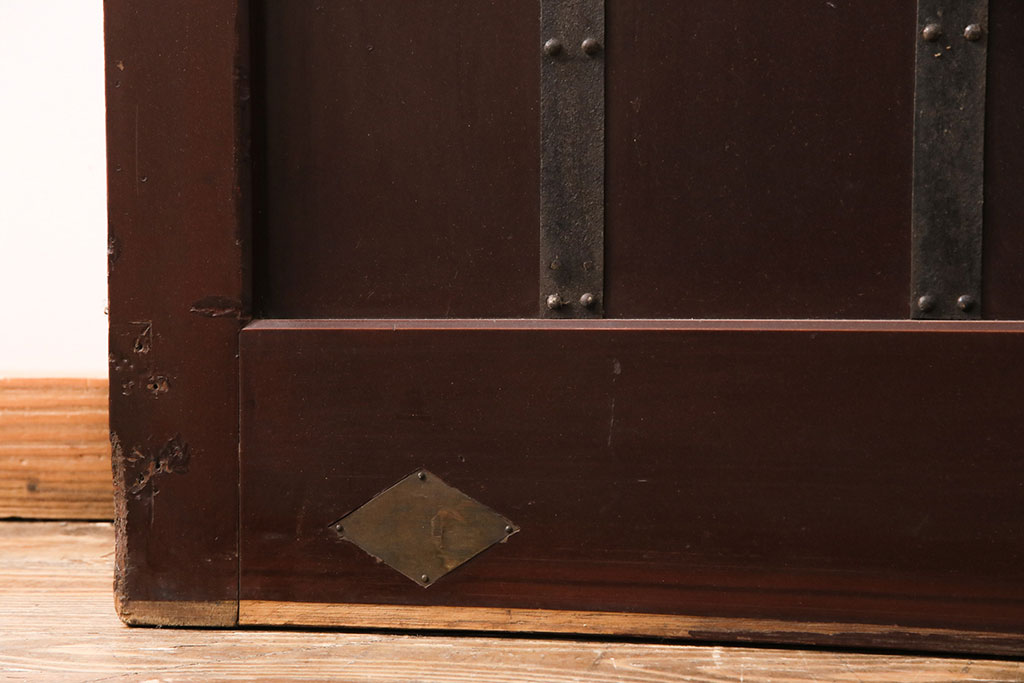 アンティーク建具　美品　ヒノキ材　漆の艶が美しい富山県産の蔵戸(玄関戸、引き戸、建具)(R-049627)