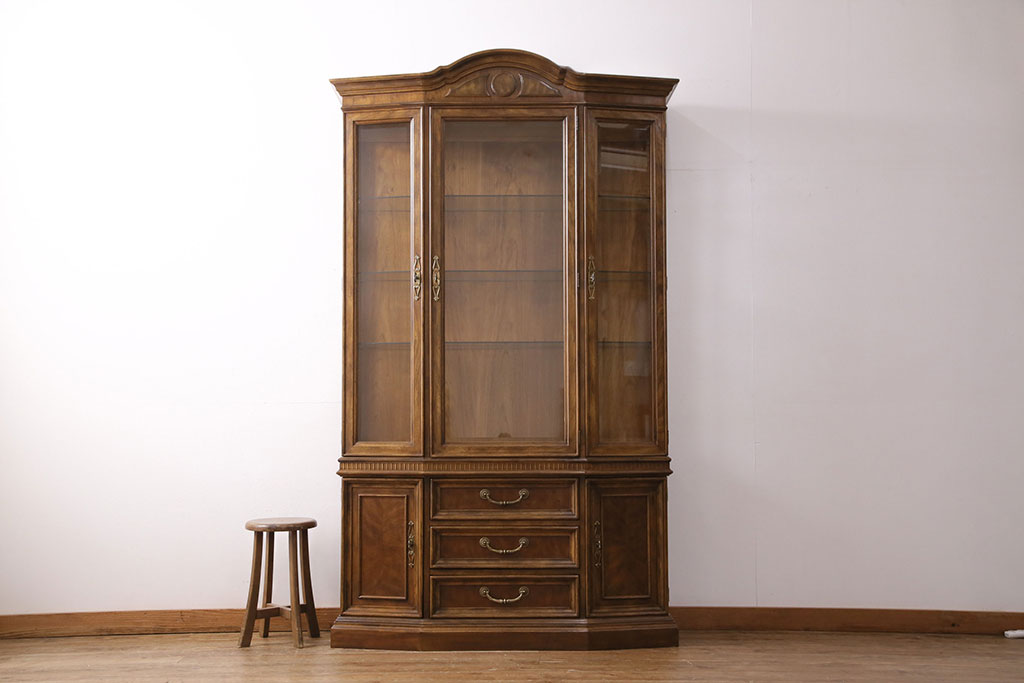 中古　美品　DREXEL HERITAGE(ドレクセルヘリテイジ)　TRYON MANOR(トライオンメナー)　格調高い佇まいが魅力の飾り棚(キャビネット、食器棚、収納棚)(定価約98万円)(R-049640)