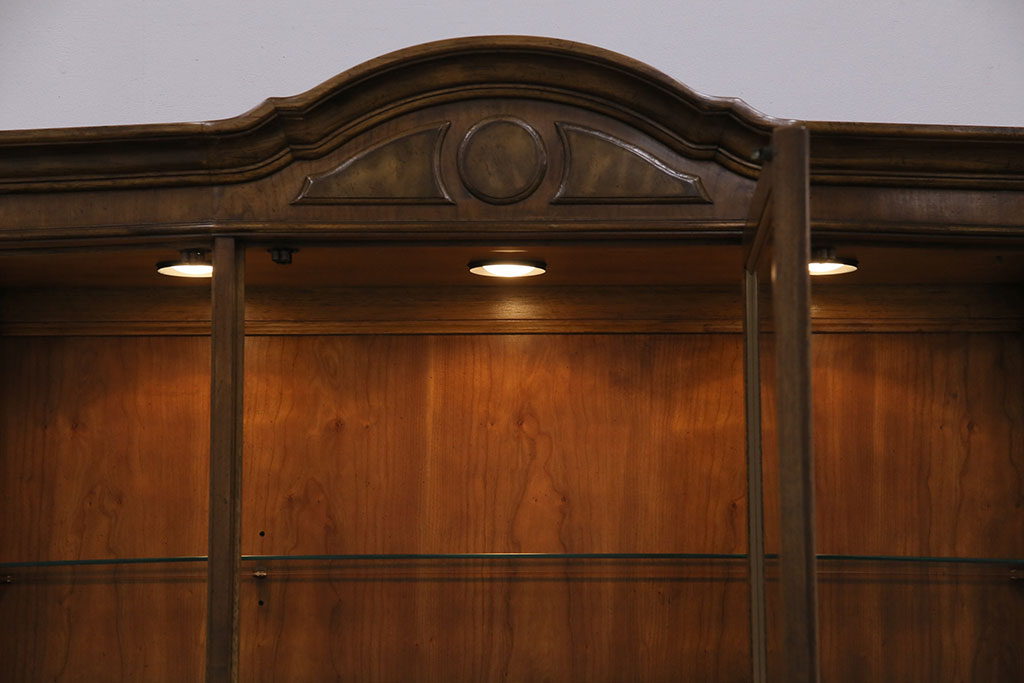 中古　美品　DREXEL HERITAGE(ドレクセルヘリテイジ)　TRYON MANOR(トライオンメナー)　格調高い佇まいが魅力の飾り棚(キャビネット、食器棚、収納棚)(定価約98万円)(R-049640)