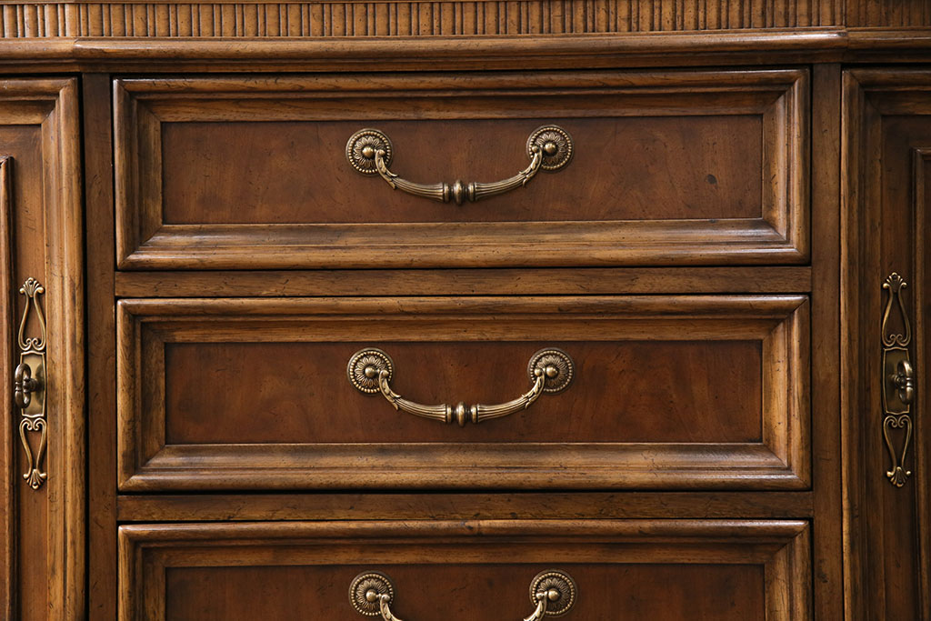 中古　美品　DREXEL HERITAGE(ドレクセルヘリテイジ)　TRYON MANOR(トライオンメナー)　格調高い佇まいが魅力の飾り棚(キャビネット、食器棚、収納棚)(定価約98万円)(R-049640)