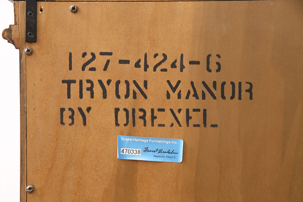 中古　美品　DREXEL HERITAGE(ドレクセルヘリテイジ)　TRYON MANOR(トライオンメナー)　格調高い佇まいが魅力の飾り棚(キャビネット、食器棚、収納棚)(定価約98万円)(R-049640)