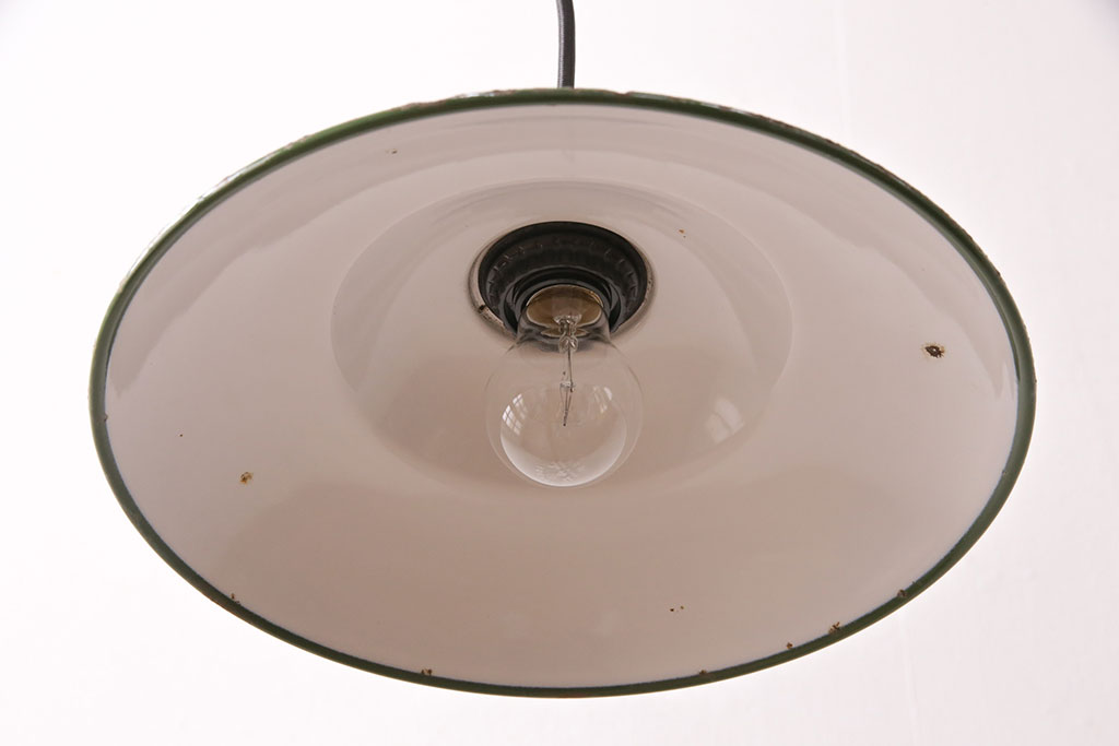 アンティーク照明　昭和レトロ　グリーンカラーが空間のアクセントになるホーロー製天井照明(ペンダントライト、吊り下げ照明、琺瑯)(R-049656)