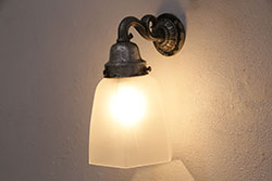 アンティーク照明　シャビーな風合いのブラケットが味わい深いウォールランプ(壁付け照明、壁掛け照明)(R-049657)