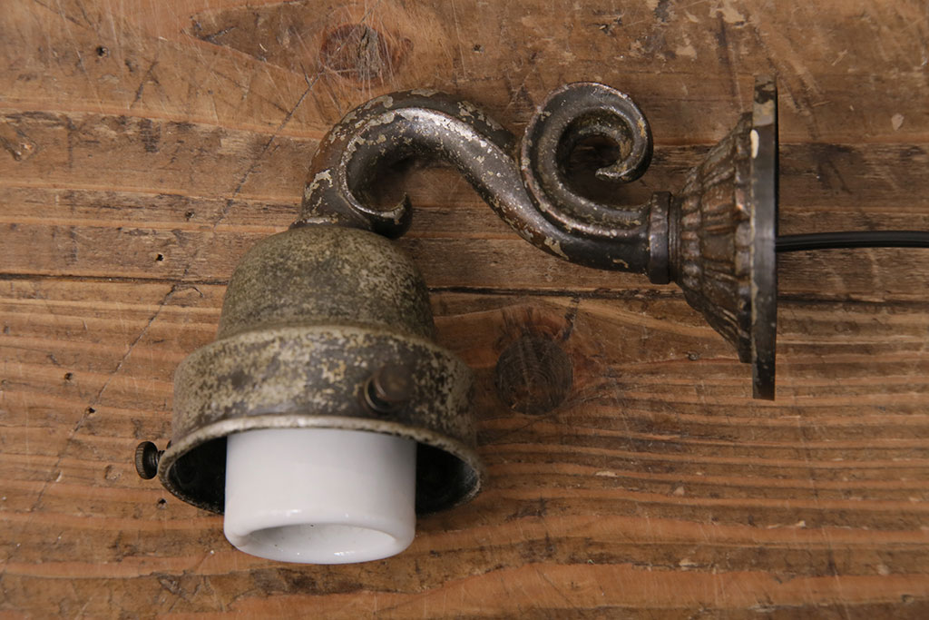 アンティーク照明　昭和中期　ブラケットの風合いが魅力のウォールランプ(壁付け照明、壁掛け照明)(R-049658)