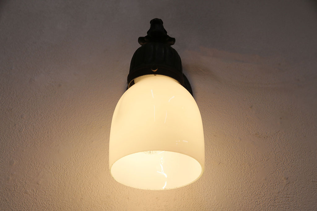 アンティーク照明　昭和初期　ブラケットの風合いとシンプルなシェードがレトロな雰囲気を醸しだすウォールランプ(壁付け照明、壁掛け照明)(R-049660)