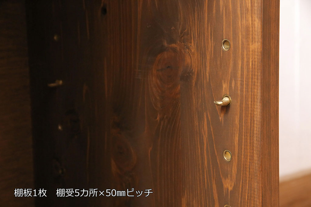 整理箪笥、洋箪笥を使ってテレビ台にリメイク!整理箪笥の右下、洋箪笥の左下の引き出しを使用。左側に引き出し3杯、右側に可動棚付きのオープンラック仕様に。引き出しに取っ手を取り付けて、オーク系に着色。