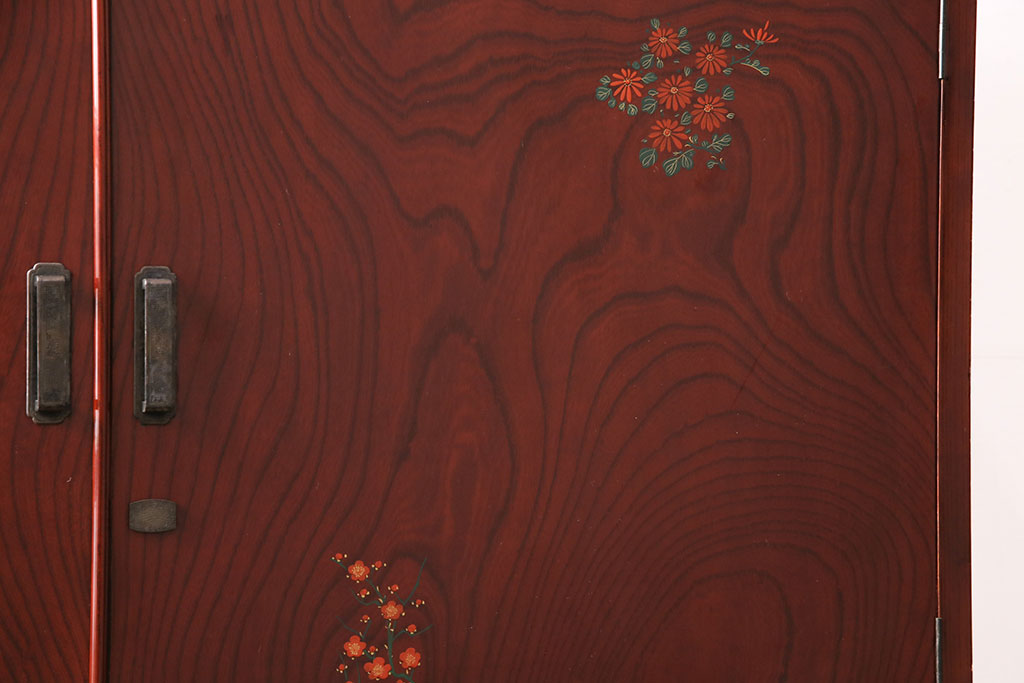 中古　美品　国産　前面・側面ケヤキ材　三種の花柄が可愛らしい雰囲気を醸しだす桐箪笥(衣装箪笥、着物箪笥、引き出し、桐たんす)(R-049690)