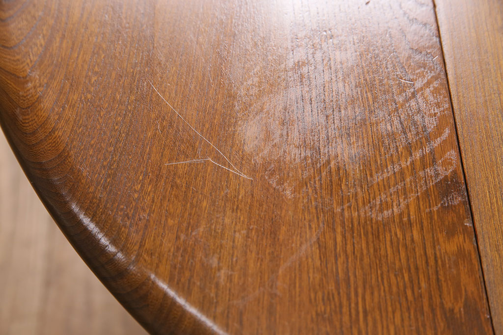 ヴィンテージ家具　美品　イギリス　ERCOL(アーコール)　ニレ材　挽き物の脚が目を引くバタフライテーブル(センターテーブル、ラウンドテーブル、ビンテージ)(R-049692)