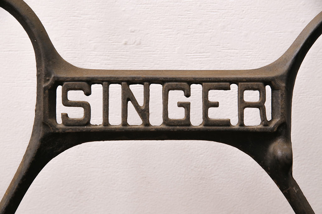 イギリスアンティーク　SINGER(シンガー)社　天板を付けて仕上げる、レトロな佇まいが魅力的なミシンの鉄脚(シンガーミシン、ミシンテーブル、ミシン台)(R-049693)