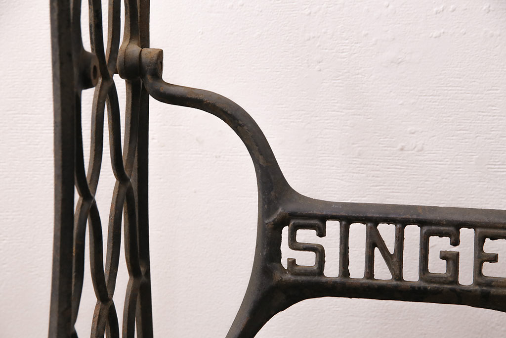 イギリスアンティーク　SINGER(シンガー)社　レトロな佇まいが魅力的なミシンの鉄脚(シンガーミシン、ミシンテーブル、ミシン台)(R-049694)