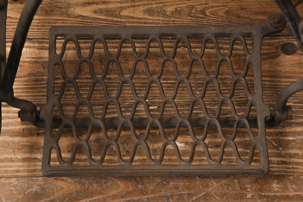 イギリスアンティーク　SINGER(シンガー)社　レトロな佇まいが魅力的なミシンの鉄脚(シンガーミシン、ミシンテーブル、ミシン台)(R-049694)