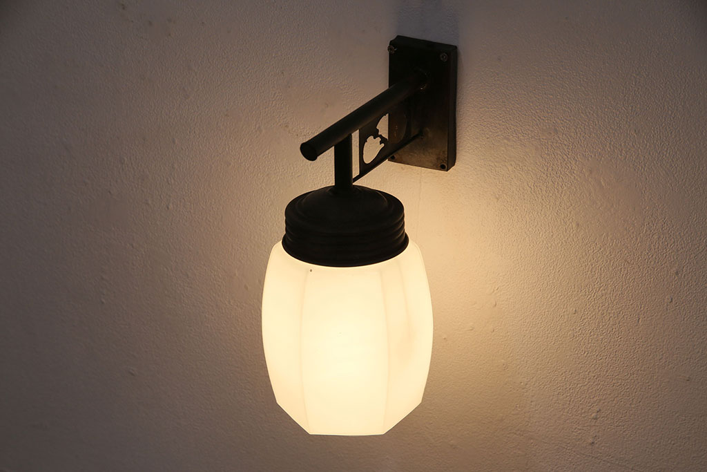 アンティーク照明　梅の透かしが和の風情漂うウォールランプ(壁掛け照明、壁付け照明)(R-049711)