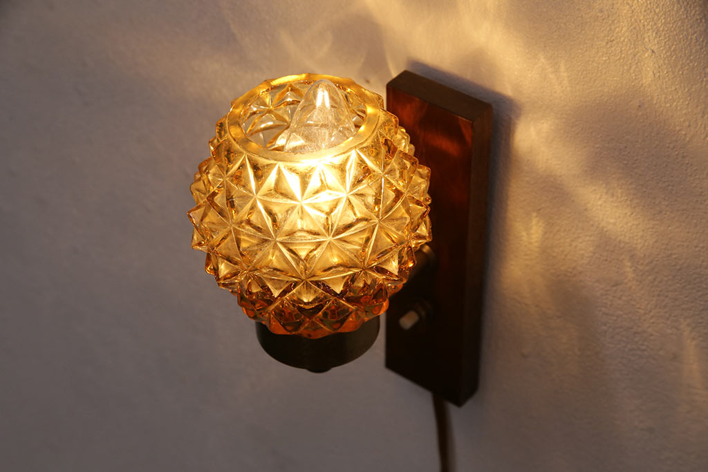 ヴィンテージ照明　北欧ビンテージ　デンマーク　ゴールドに輝く光を放つウォールライト(壁掛け照明、壁付け照明)(R-049712)