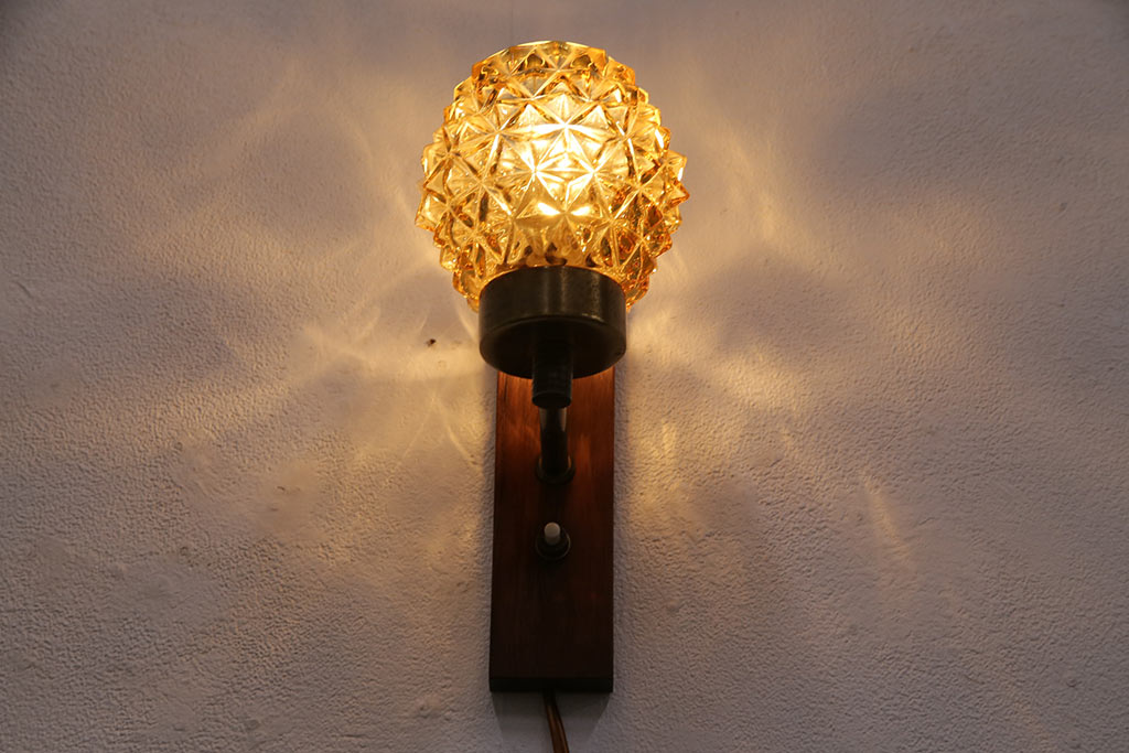 ヴィンテージ照明　北欧ビンテージ　デンマーク　ゴールドに輝く光を放つウォールライト(壁掛け照明、壁付け照明)(R-049712)