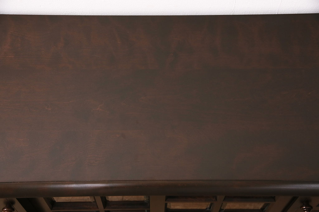 中古　美品　北海道民芸家具　HM135　クラシカルな雰囲気が魅力!落ち着きのある空間づくりにおすすめのサイドボード(キャビネット、収納棚、リビングボード)(R-049737)