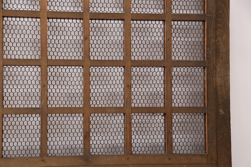 アンティーク建具　明治期　ヒノキ材　細かな格子がおしゃれな蔵戸(きつね格子、狐格子、格子入り蔵戸、引き戸、玄関戸、格子戸、マス目、升目)(R-049747)
