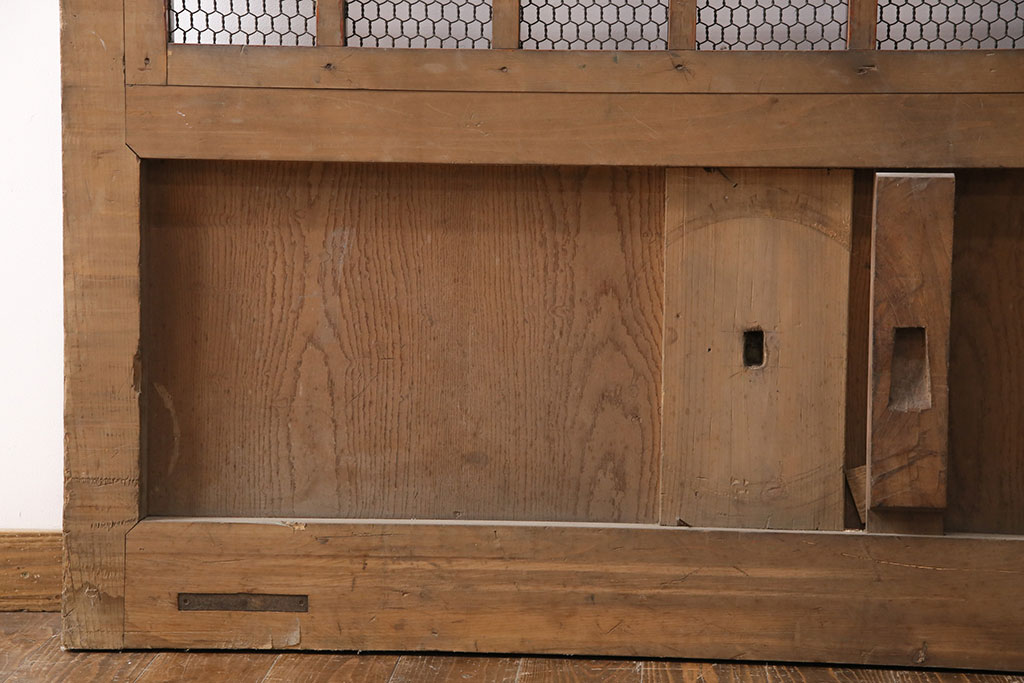 アンティーク建具　明治期　ヒノキ材　細かな格子がおしゃれな蔵戸(格子入り蔵戸、引き戸、玄関戸、格子戸、マス目、升目)(R-049747)