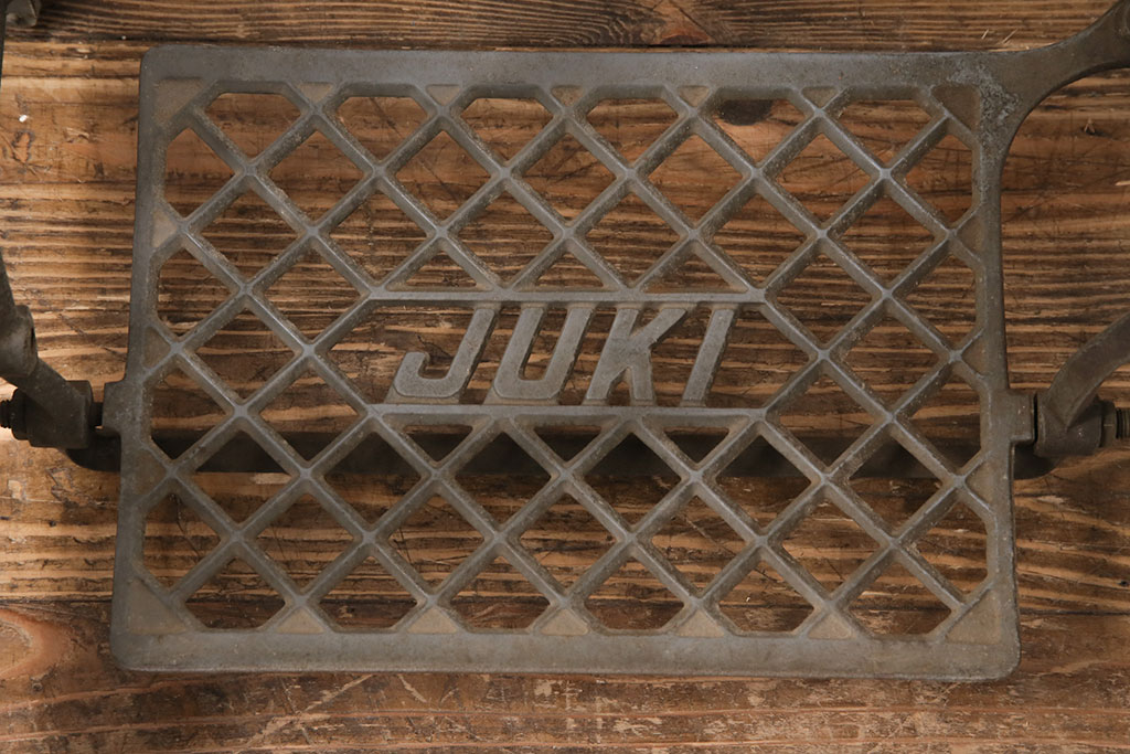 和製アンティーク　JUKI(ジューキ)　天板を付けて仕上げる、カフェ風インテリアに活躍するミシンの鉄脚(ミシンテーブル、ミシン台、ミシン脚)(R-049757)