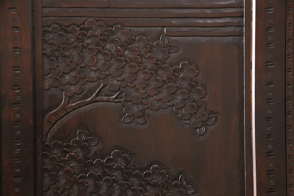 中古　美品　伝統工芸　軽井沢彫り　繊細な桜の図が見事なワードローブ(洋服タンス、チェスト)(R-049764)