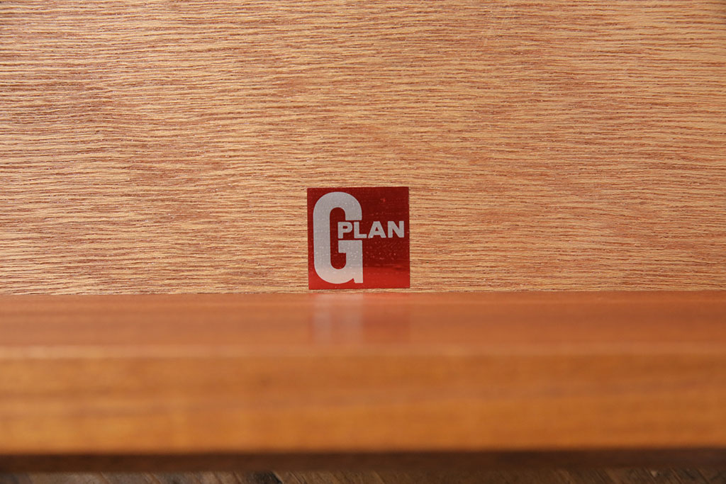 ヴィンテージ家具　北欧ビンテージ　G-PLAN(ジープラン)　取っ手の形が個性的なリビングボード(引き出し、ドロワー、サイドチェスト)(R-049767)