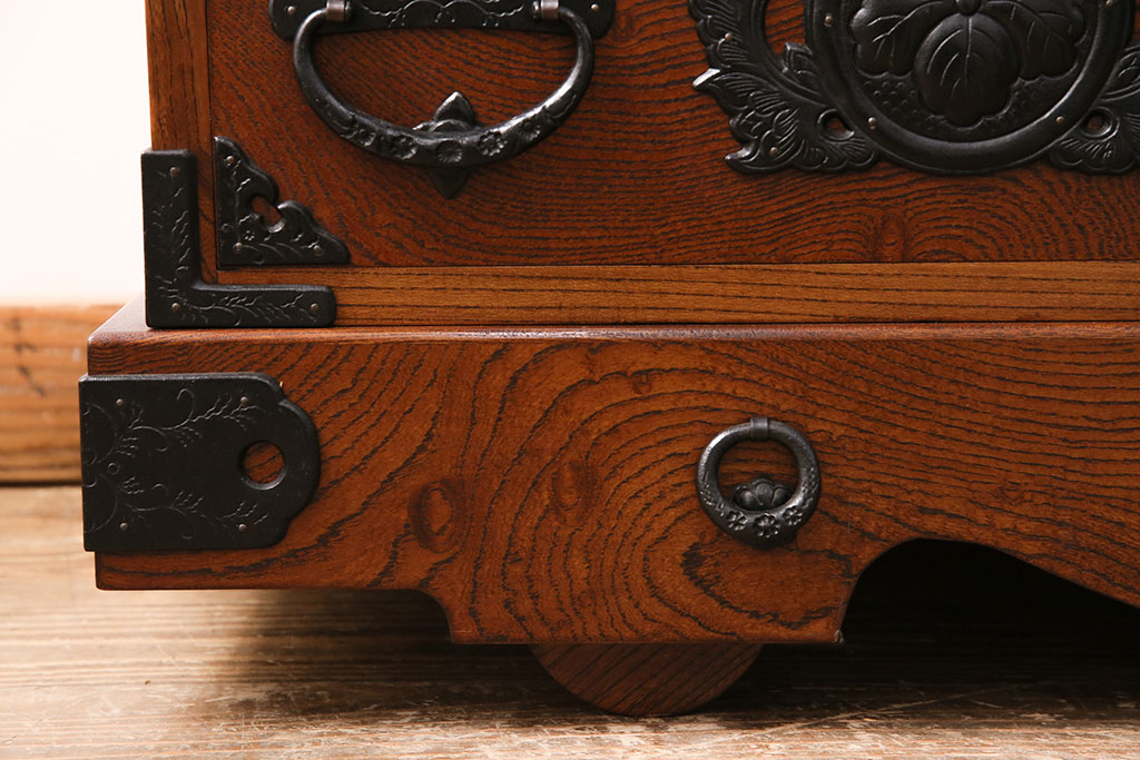 中古　伝統民芸　岩谷堂箪笥　個性溢れる伝統的なデザインが魅力的な車箪笥(衣装箪笥、和タンス、引き出し)(R-049794)