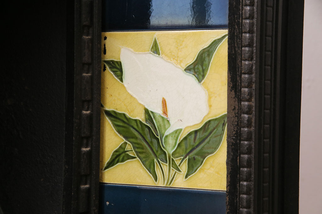 イギリスアンティークアンティーク　色鮮やかな花柄が華やかさを演出するマントルピース(暖炉、ファイヤープレイス)(R-049799)