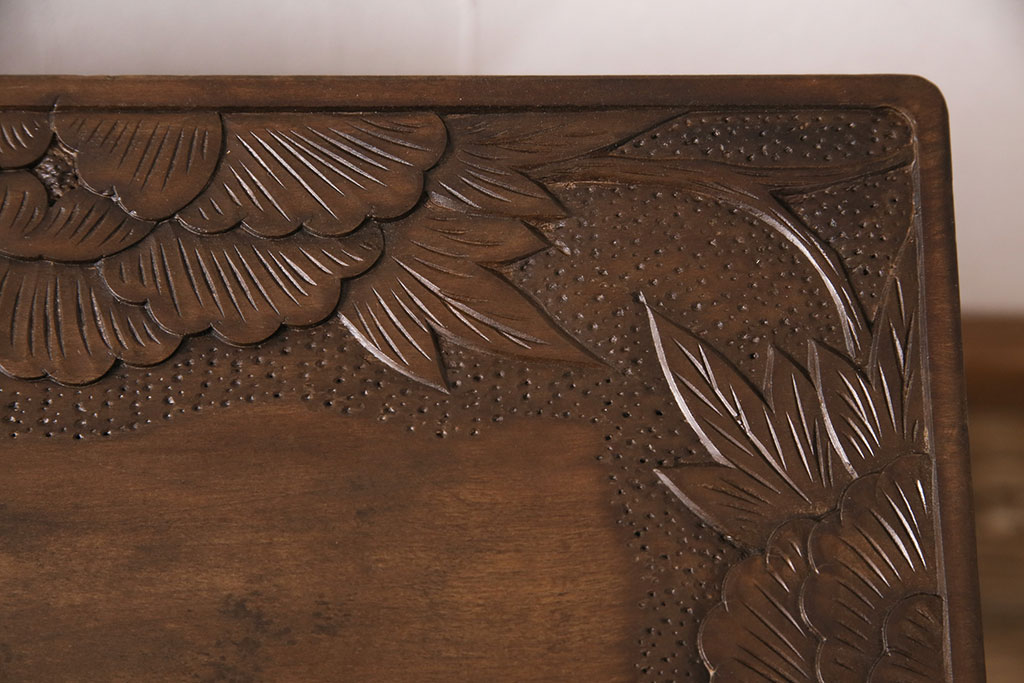 中古　美品　伝統工芸　牡丹の彫りが優美な存在感を放つ軽井沢彫りサイドテーブル(マガジンラック、花台、飾り台)(R-049800)