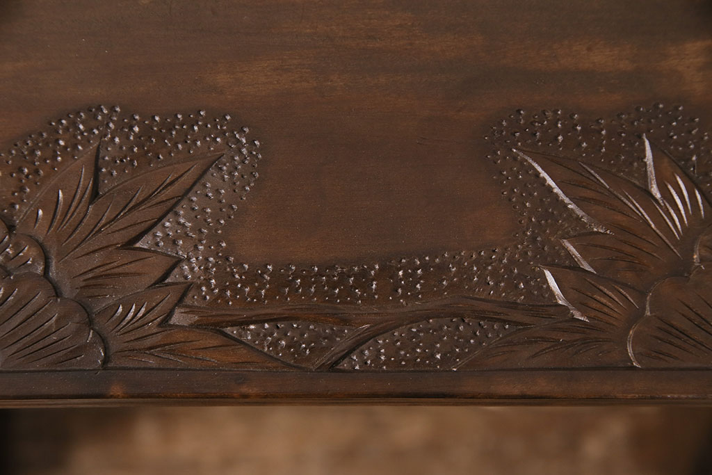 中古　美品　伝統工芸　牡丹の彫りが優美な存在感を放つ軽井沢彫りサイドテーブル(マガジンラック、花台、飾り台)(R-049800)