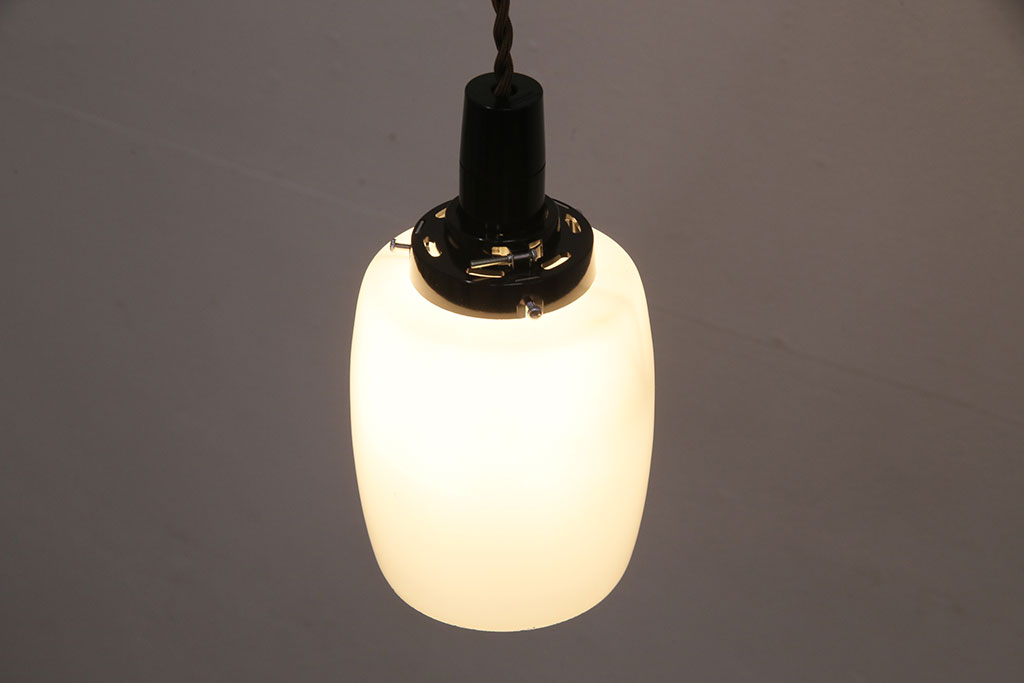 レトロ照明　昭和初期　シンプルで馴染みやすい筒型の吊り下げ照明(シェード、天井照明、ペンダントライト)(R-049815)