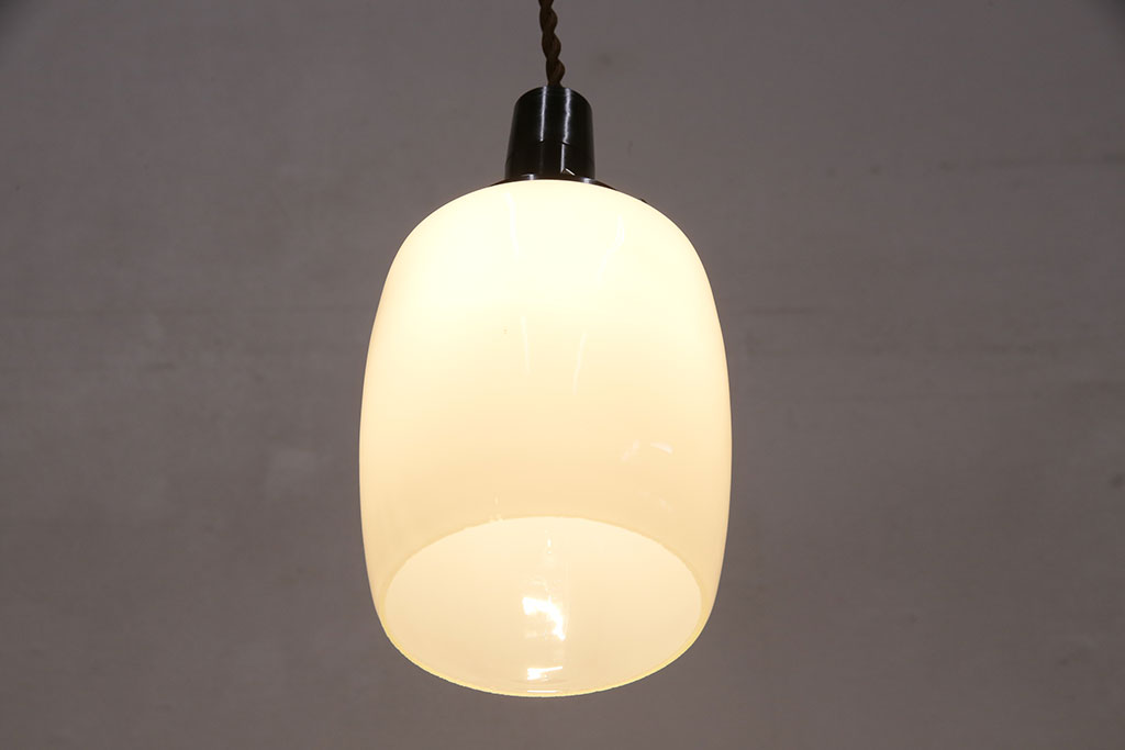レトロ照明　昭和初期　シンプルで馴染みやすい筒型の吊り下げ照明(シェード、天井照明、ペンダントライト)(R-049815)