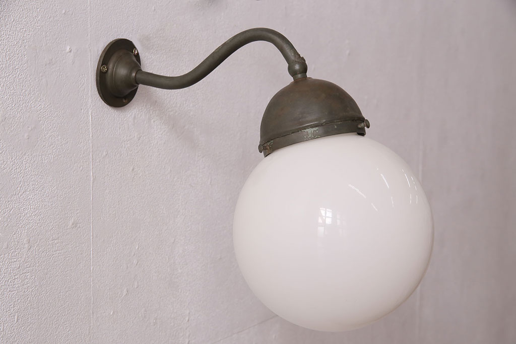アンティーク照明　ブラケットのシルエットがお洒落なアクセントになるウォールランプ(壁掛け照明、壁付け照明)(R-049838)