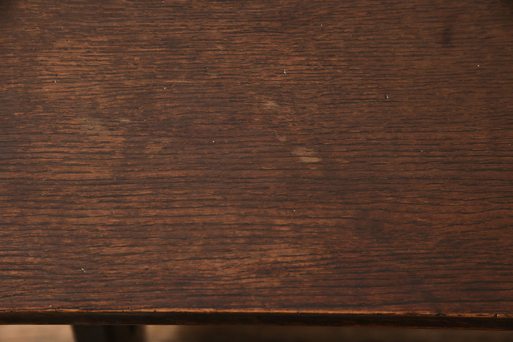 ビンテージ家具　神戸洋家具　どこから見ても美しいフォルムが目を惹くナラ材製サイドテーブル(カフェテーブル、オケージョナルテーブル、飾り台、ヴィンテージ)(R-049843)