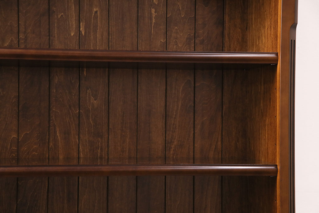 中古　美品　カリモク家具(karimoku)　コロニアルシリーズ　 クラシックカントリーな佇まいが魅力の本棚(飾り棚、ブックシェルフ、書棚)(R-049850)
