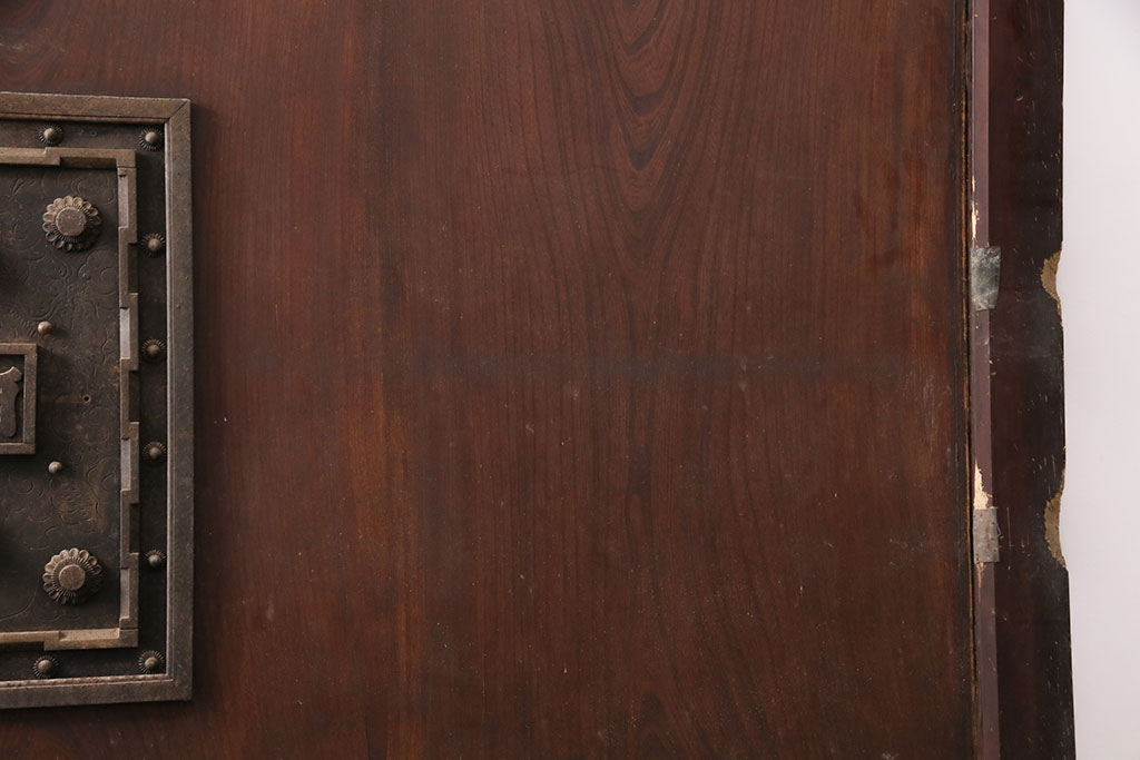 アンティーク建具　ケヤキ材・ヒノキ材　漆塗りの重厚感漂う蔵戸(引き戸、玄関戸、建具)(R-049873)